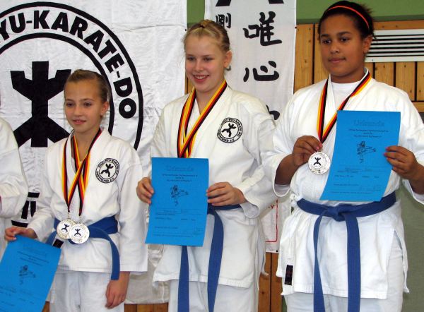 Silber im Kata-Team: Larissa, Franziska und Joan